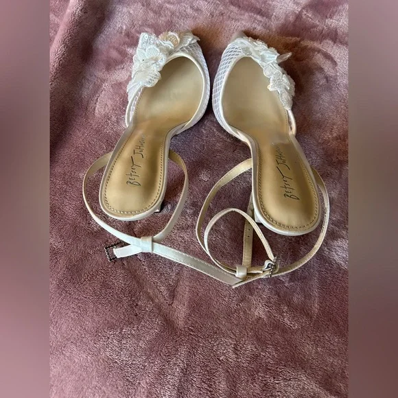 Betsey Johnson “Susie” White Floral Bridal Heels - Picture 4 of 4